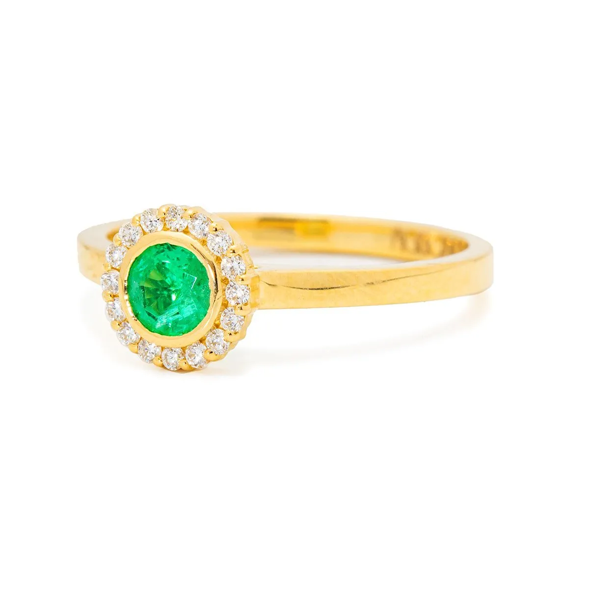 Charming Emerald Diamond Ring