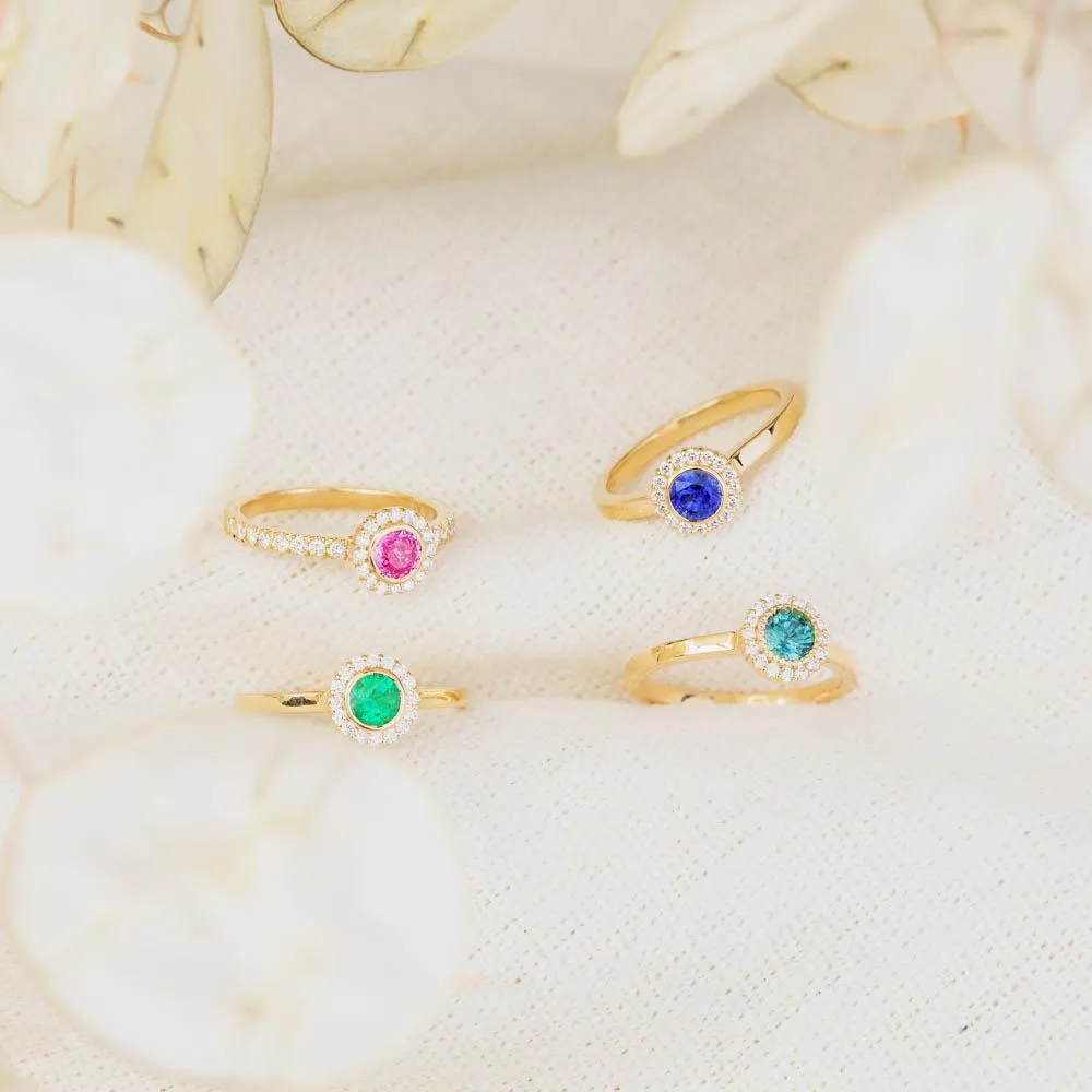 Charming Emerald Diamond Ring