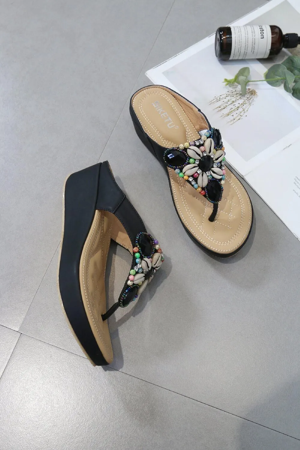 DKCHENH Summer flip flops, fashionable sandals, women's flat summer sandals for vacation and seaside wear.