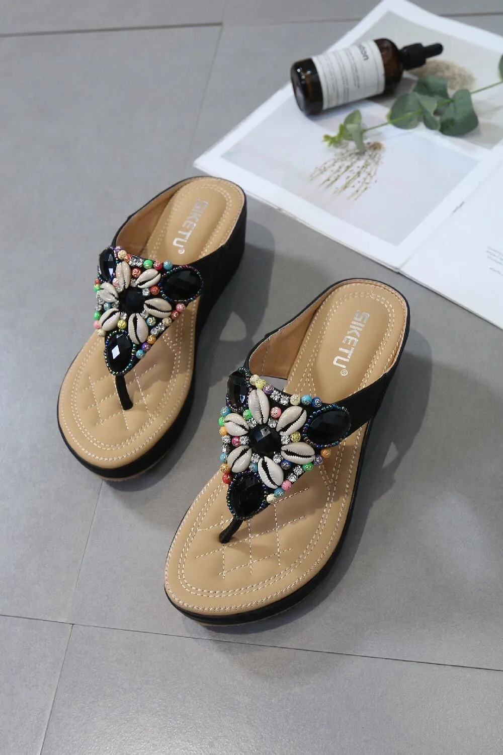 DKCHENH Summer flip flops, fashionable sandals, women's flat summer sandals for vacation and seaside wear.